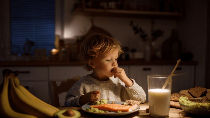 Dîner sain pour enfant avec aliments favorisant le sommeil : lait tiède, banane, saumon, avocat