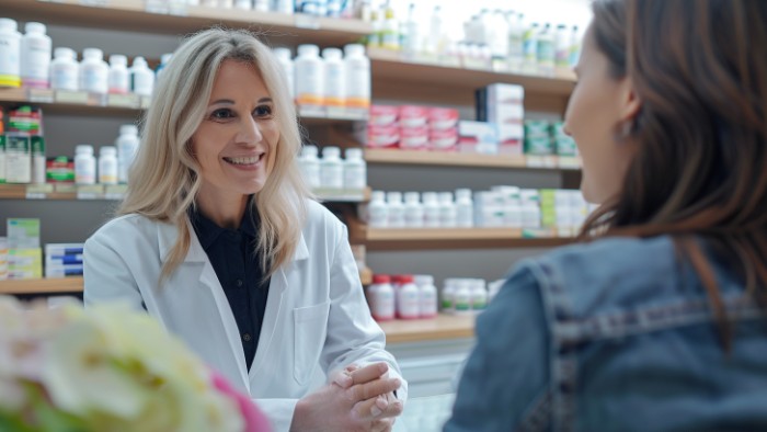 Pharmacienne conseillant une cliente sur les produits à base de valériane, soulignant l'importance de demander un avis professionnel avant utilisation