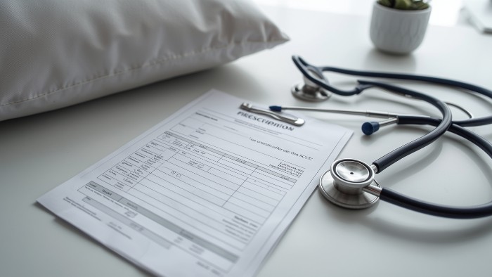 Prescription médicale et oreiller cervical sur bureau médecin, remboursement sécurité sociale
