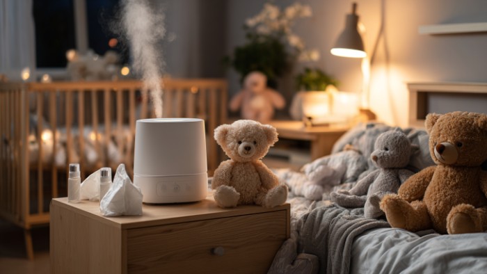 Chambre d'enfant préparée pour prévenir les saignements nocturnes : humidificateur, mouchoirs, protège-matelas visible