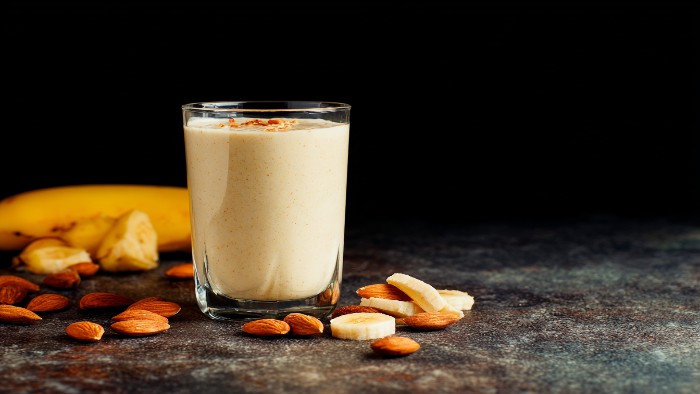 Smoothie protéiné express banane amandes pour petit-déjeuner rapide qui améliore qualité du sommeil naturellement