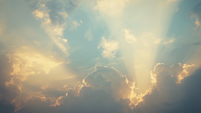 Lumière céleste douce évoquant la présence des anges et le message spirituel de 20h20