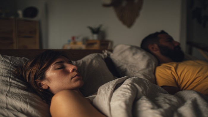 Femme éveillée dérangée par le ronflement de son partenaire pendant la nuit