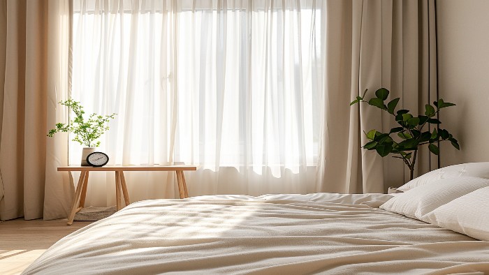 Chambre optimisée pour le sommeil avec rideaux occultants, température fraîche et environnement apaisant