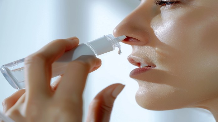 Démonstration du lavage de nez avec spray nasal au sérum physiologique pour dégager les voies respiratoires avant de dormir