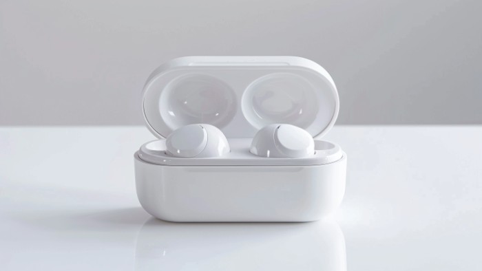 Écouteurs Ozlo Sleepbuds dans leur boîtier de charge blanc avec 3 tailles d'embouts en silicone