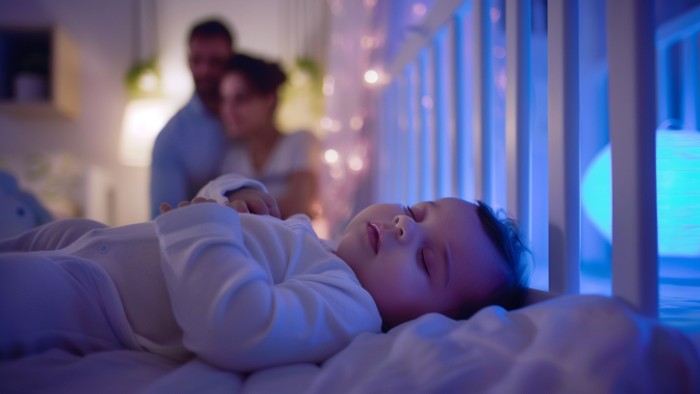 Bébé de 8 mois dormant paisiblement dans son lit après la régression du sommeil