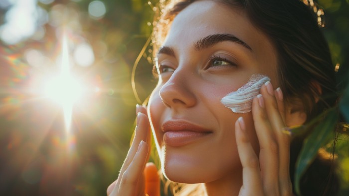Application quotidienne de crème solaire SPF 50+ pour prévenir les poussées de rosacée et maintenir la rémission
