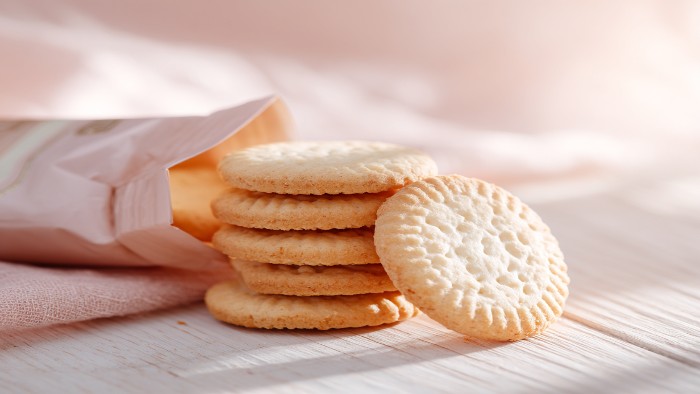 Gâteaux peu caloriques industriels présentés sur une table, biscuits allégés en calories.
