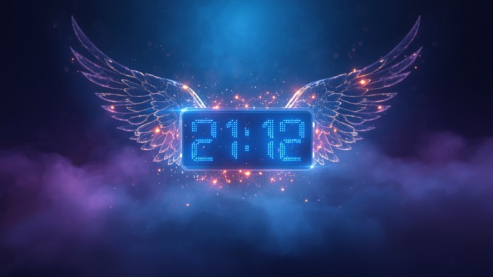 Horloge digitale affichant l'heure miroir 21h12 avec lumière dorée symbolisant la guidance spirituelle