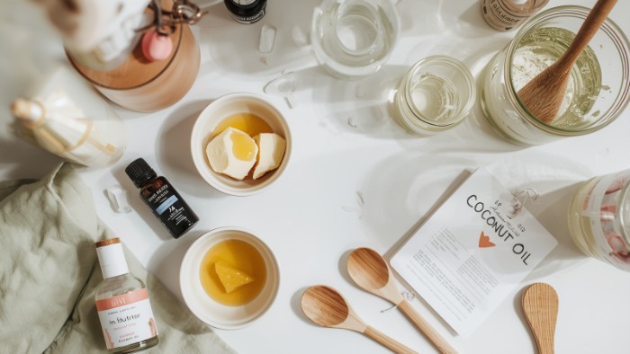 Recettes DIY cosmétiques maison avec ingrédients naturels et ustensiles pour débutants