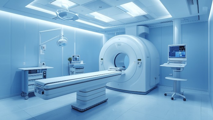 Machine IRM moderne dans un centre de radiologie avec éclairage professionnel