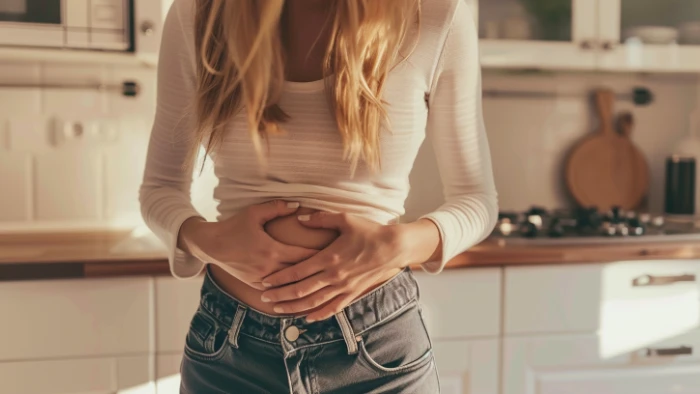 Femme ayant des troubles digestifs avec rots malodorants et diarrhée